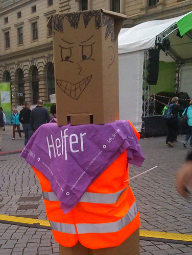 'Helfer' aus Pappe, Katholikentag in Leipzig