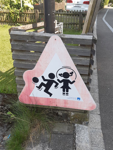 Beule im Schild